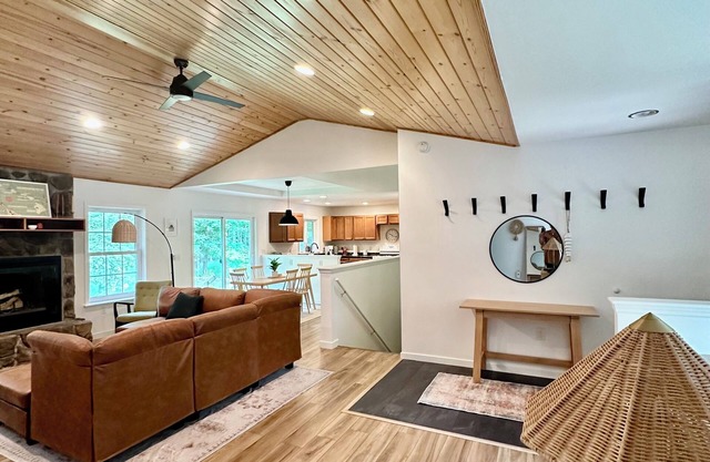 Marquette home centric to best hiking/biking trails, and beaches. Pet-friendly.