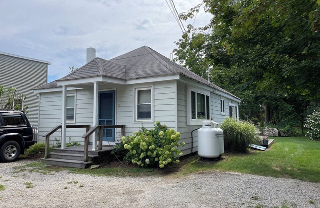 Marsh Landing, a charming 2-bedroom cottage in serene Westbrook with WiFi, AC