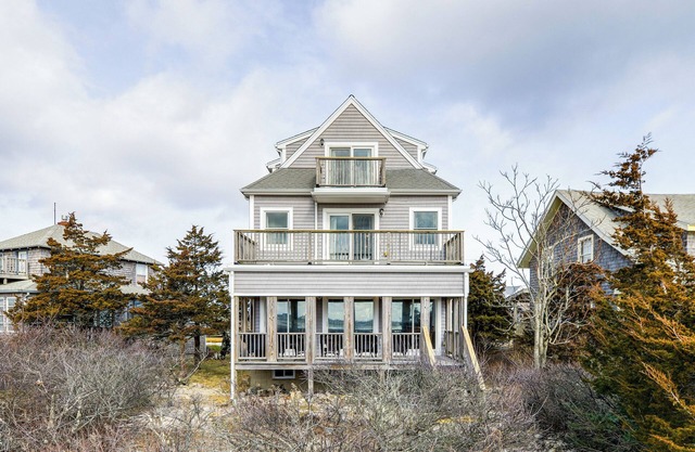 Marshfield Home w/ 4 Decks & Private Beach Access!