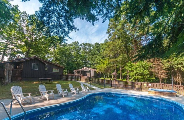 OVR Martha's Retreat-Cosy Rückzug mit 2 Häusern, Whirlpool und Pool! Min zu Ohiopyle!