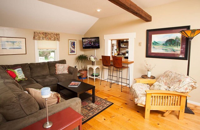 Martha's Vineyard 3BR, Haustiere ok, 10 Minuten zu Fuß zum Strand oder zu den Geschäften!