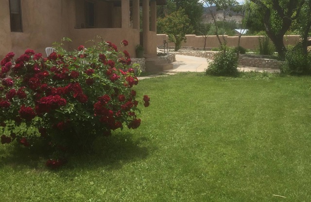 Martinez Casita - Adobe auf der Plaza