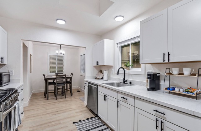 Martinez Manor - Modern Home - Close to downtown