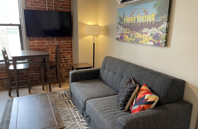 Marvelous 1 Bed Riverfront Park Travel Apartment