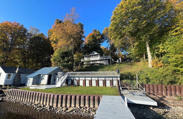 Marvelous 5-bedroom bayside cottage with WiFi in Red Creek.