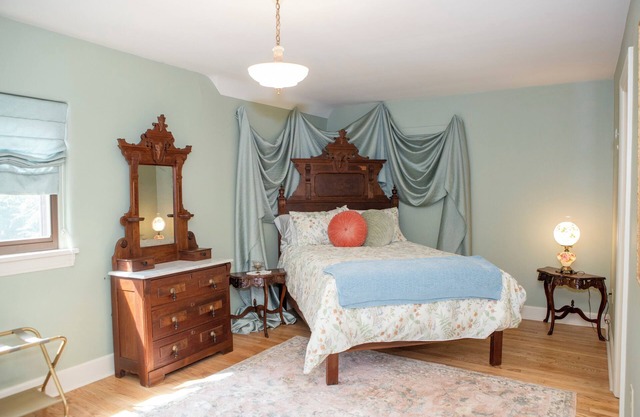 Marvelous lakefront 4-bedroom historical estate in Richfield with AC.
