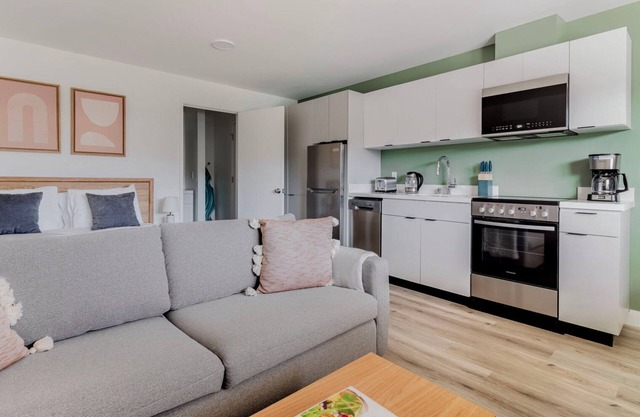 Marvelous Oakland Studio w/ A/C, walk to Dining & Shops, by Blueground