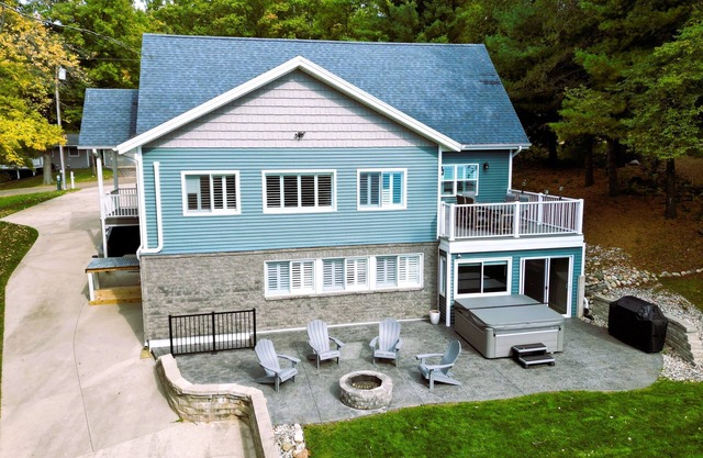 Marwood Cove - Luxury Waterfront Cottage with Hot Tub