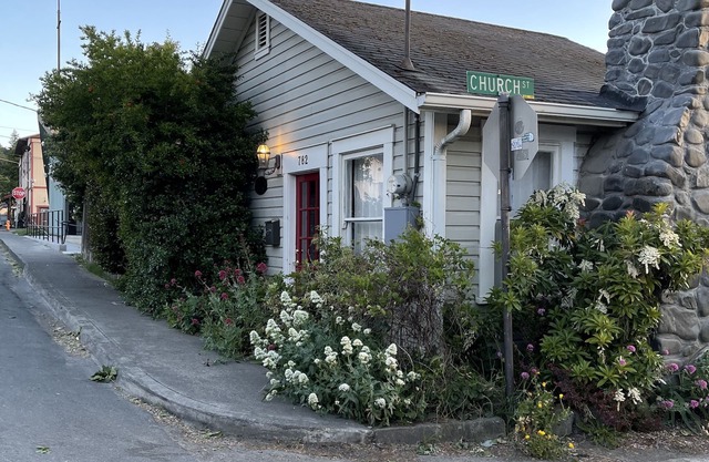Mary's Place is a historic cottage with private garden in the center of town.