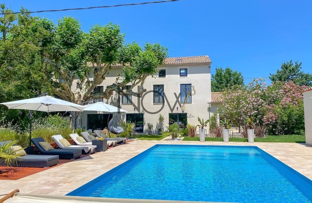 Mas Provençal Rénové de 400m² sur 5000m² de Terrain Avec Piscine !