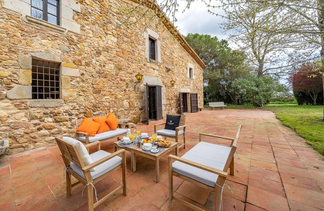 Masia Marco Lux, ideal for families with large outdoor area and swimming pool.