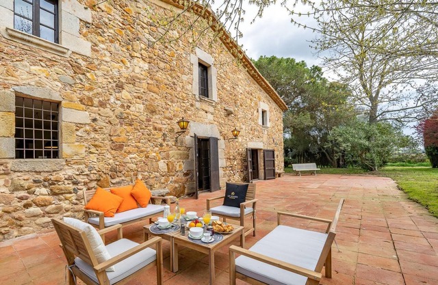 MASIA MARCO LUX, POOL, GARDEN, FIRE-PLACE, BARBECUE