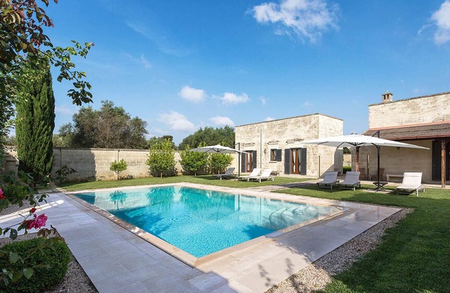 Masseria La Rosa mit Infinity-Pool, umgeben von Olivenbäumen in Apulien