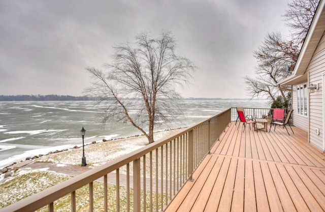 519) Massive 3 bedroom on the Lake!