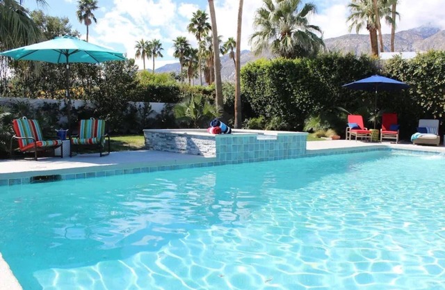 Massive 5 Bedroom Estate - Walk/bike ride distance to downtown Palm Springs