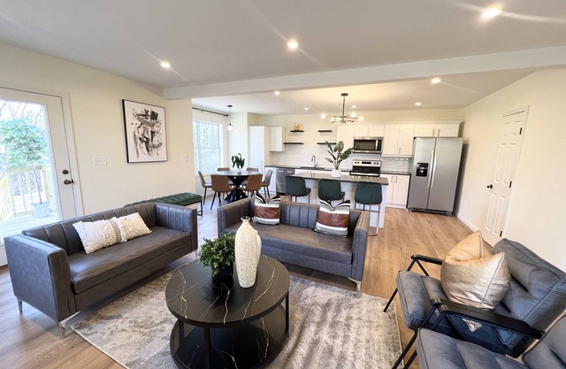 Massive 5 Bedrooms: 3King 2Queen, 10 mins to Downtown Hartford