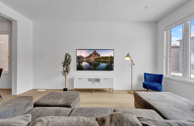 Massive 8 Bed Luxury Estate+65" TV+Free Parking