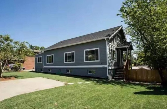 Massive 8BR/3BA Seattle Home | 2 Kitchens, A/C, Yard | Perfect for Groups