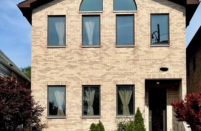 Massive Avondale Home, Sleeps 15 people, 4 King Beds, Rooftop Deck, & Garage