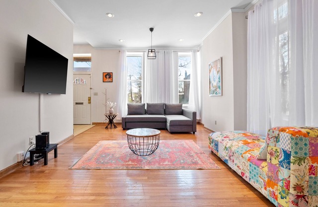 Massive Downtown Area Home. sleeps 14