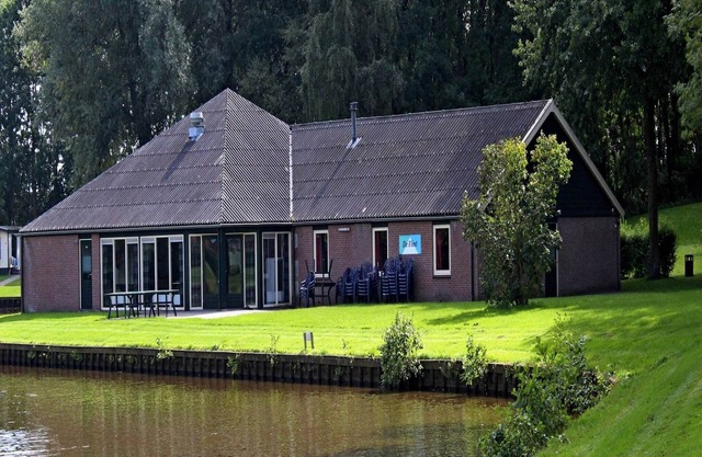 Gut ausgestattetes Gruppenhaus mit Geschirrspüler, wassernah