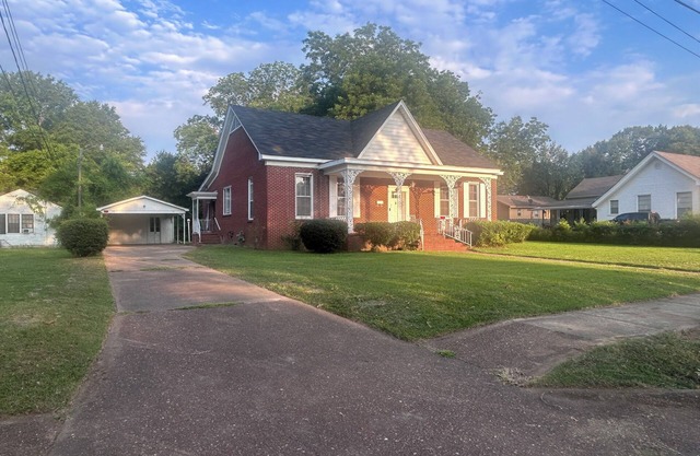 Massive Grenada Brick Home: Perfect Spring Games. Close to Downtown