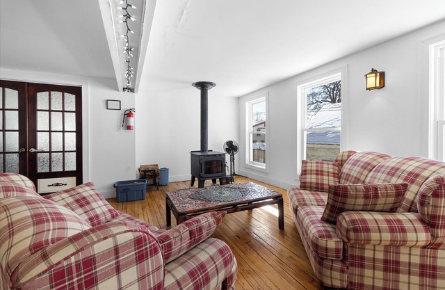 Massive Group Chalet w/ Spa, fireplace, 9 Bedrooms, Huge Spaces – Up to 35