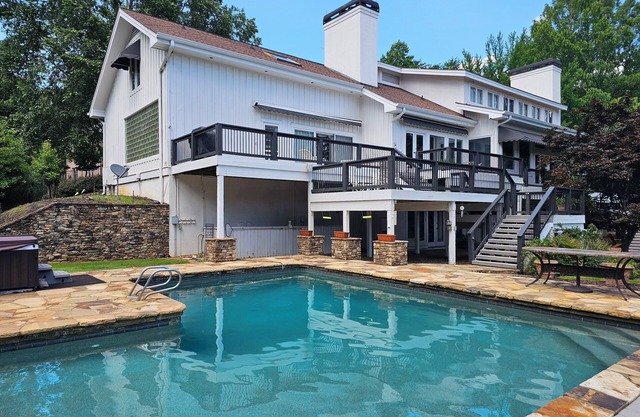 Schönes Haus am Wasser mit Dock und Pool für Ihre Gruppe.