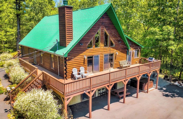 Massive Chalet + Hot Tub + Secluded + Pool Table