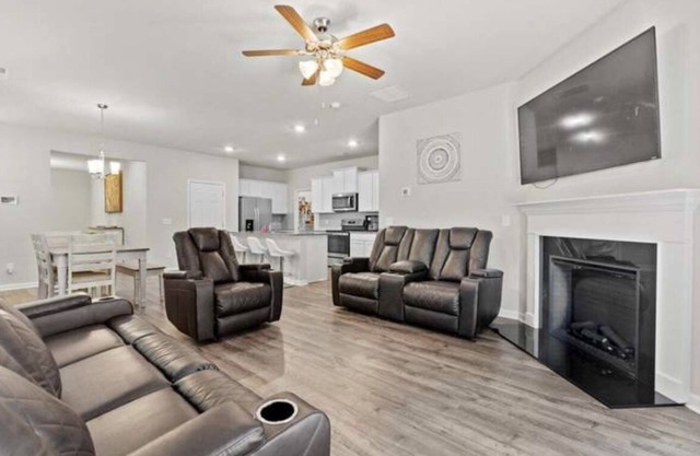 Massive Rental, Sleeps 10, Home Away From Home