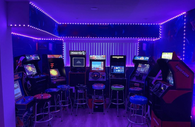Massive Themed 5BR w/ Game Room/Hot Tub/Pool Table