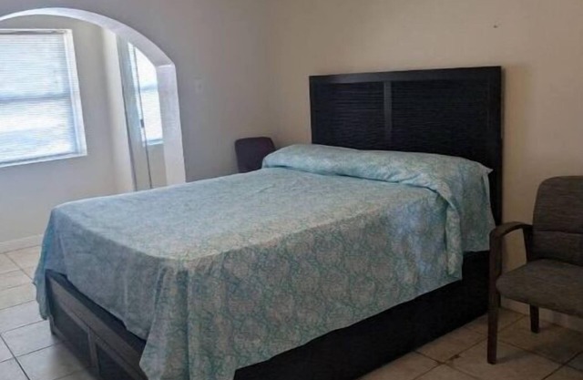Master Bed w/attached bath@ lake