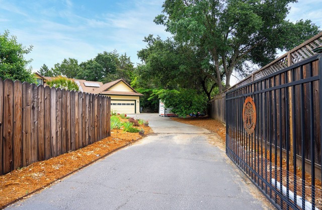 Master bedroom in half acre luxury reasort home. Zen quiet, private and peaceful