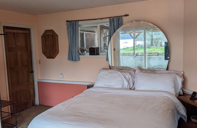 Master Bedroom w/additional twin bed -- immediate beach access