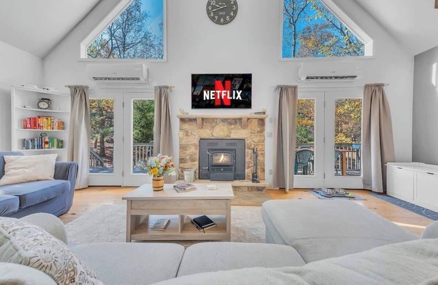 Masthope Chalet | 4 Bdrm | Firepit & Kayaks | A/C