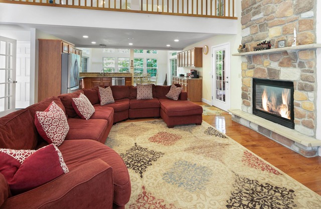 Sp rates in July Aug Masthope retreat 4bd King size bed 5 min to pools lake.