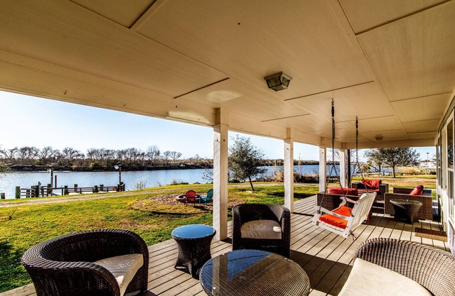 Matagorda town side River front night light onDock Family beach & fishing trips!