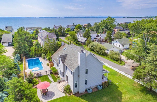 Mattituck Beach Gem. Spacious & Gorgeously Renovated Beach House Steps to Bay.