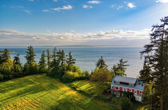 Maxwelton Aerie | Bluffside Retreat w/ Sweeping Puget Sound Views + Firepit