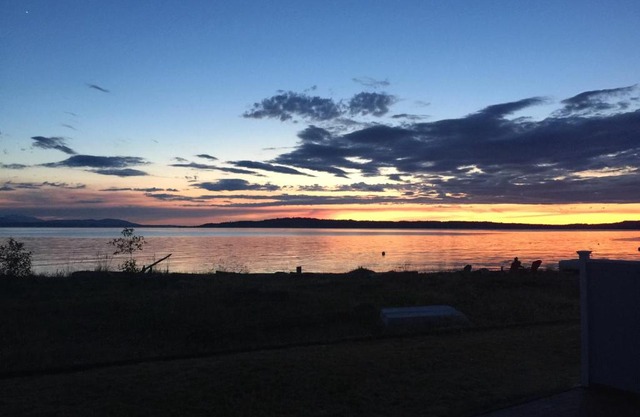Maxwelton Beach Sunsets! Kayaks & paddleboards! 1 min walk to the water!