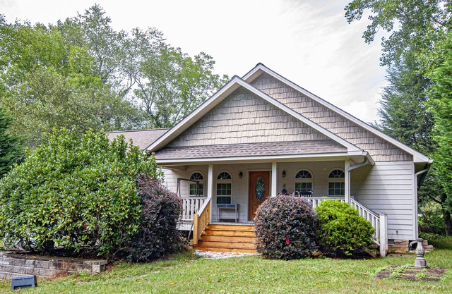 Maxwelton is a Beautiful 2 bedroom 1 1/2 bath with internet and river access