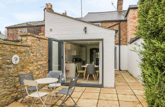 Mai Cottage, BROADWAY