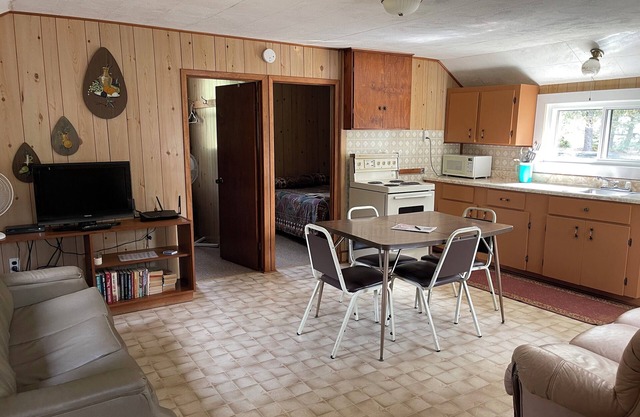 May-October Birchwood on the river 2 Bedroom cottages looking over South River