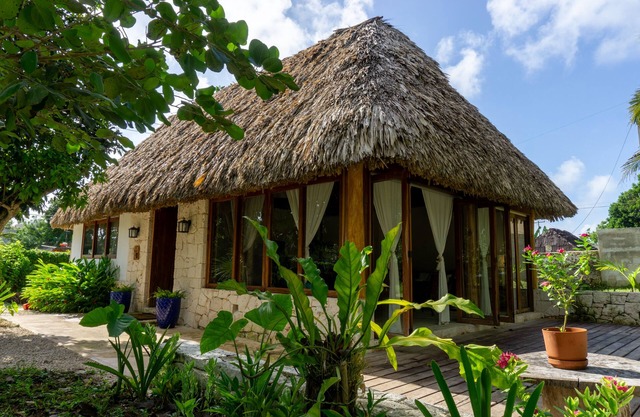 Mayan luxury house in Bacalar Center / with garden