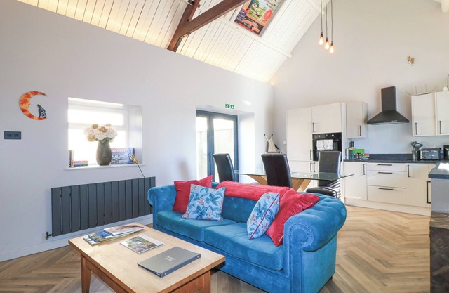 MAYFIELD COTTAGE, pet friendly, with a garden in Crudwell