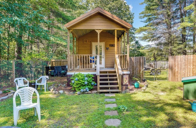 Mayfield Tiny Home w/ Porch, Walk to Beaches!
