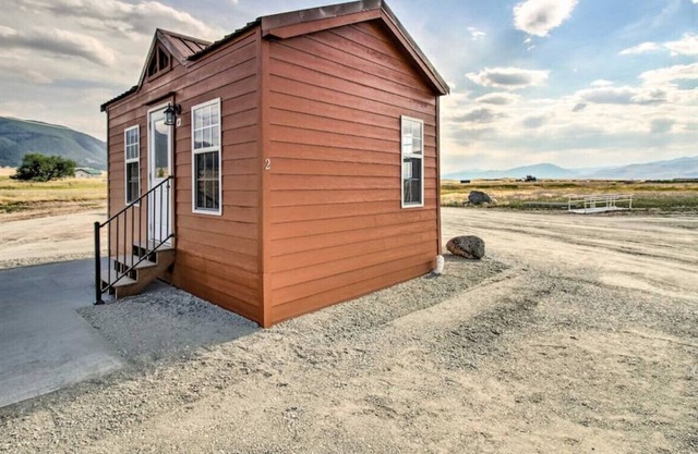 Mayfly 5 · Paradise Valley Tiny Home, Hunters Welcome