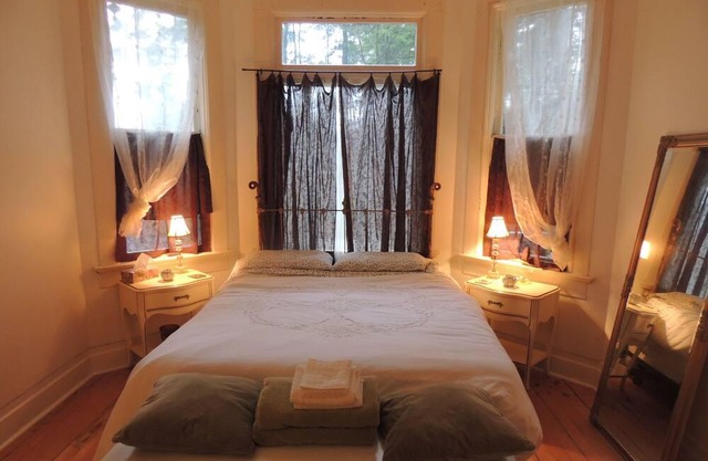 Mayne Island - "Millie" 1907 Recycled Character Home, Beach & Boater's Delight.