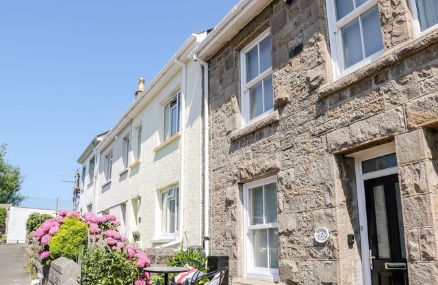 MAZEY COTTAGE, pet friendly, country holiday cottage in Penzance