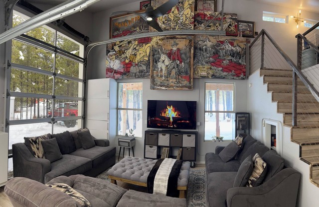 McCall Art House-5 minutes from Lake on 1.6+acres- Art/Hot Tub/Foosball/Arcades